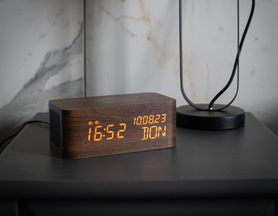 Wecker & Wireless Charger | Avenwood 032 Nussbaum Optik