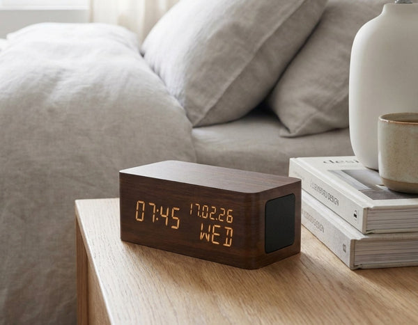 Wecker & Wireless Charger | Avenwood 032 Nussbaum Optik