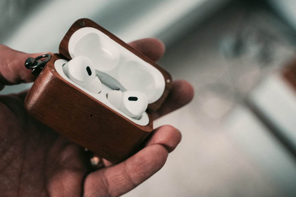Holz Schützhülle für Airpods aus Nussbaum