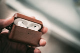 Holz Schützhülle für Airpods aus Nussbaum