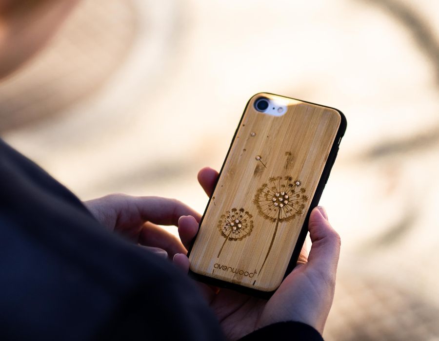 LÖWENZAHN SWAROVSKI iPhone 17 Backcase