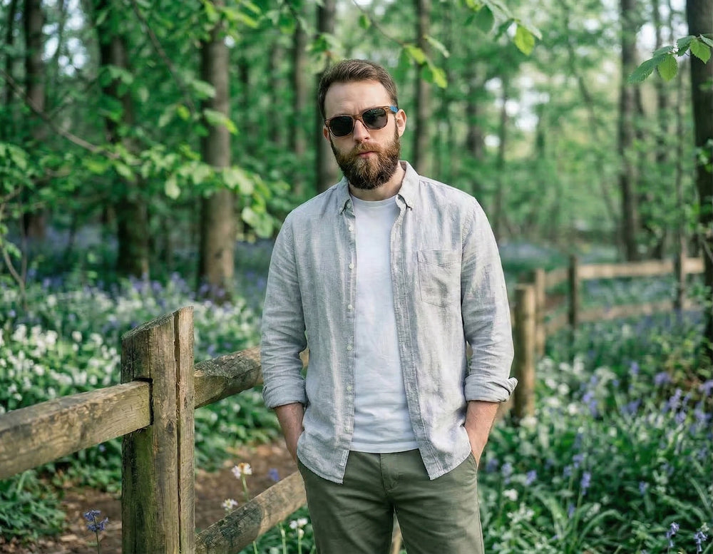 Mann mit Holz-Sonnenbrille im Wald
