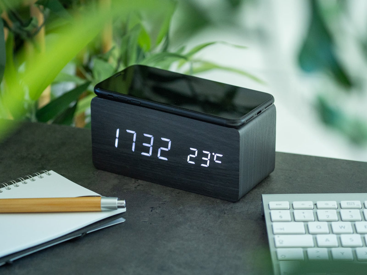 Black Wecker mit Qi Charging (10W)